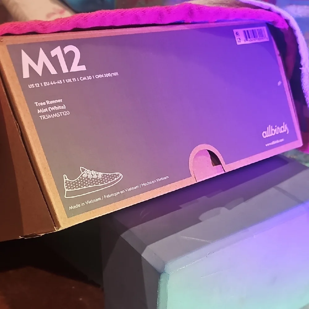 Allbirds Vibrant Pink Packaging - Picture 3 of 13